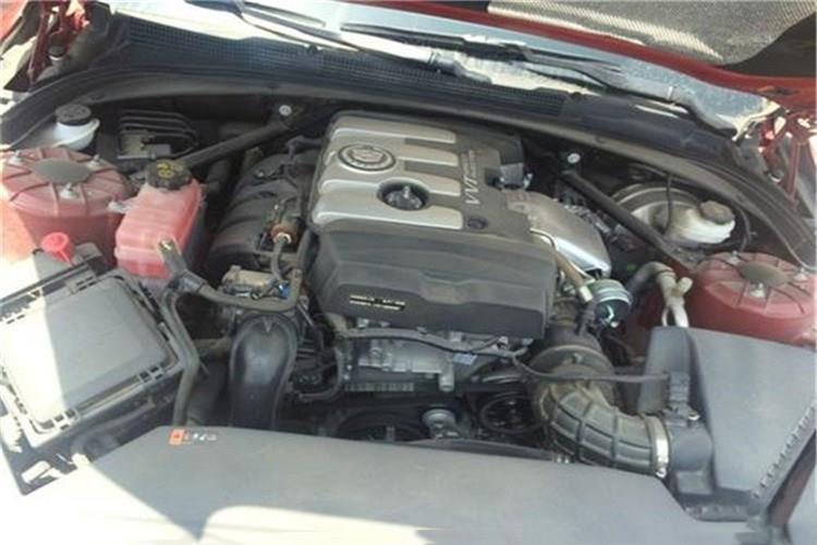 打开发动机舱盖，将华体hth登录入口_华体（中国）盒盖朝前掀起，取出空气滤芯，轻轻拍打滤芯端面