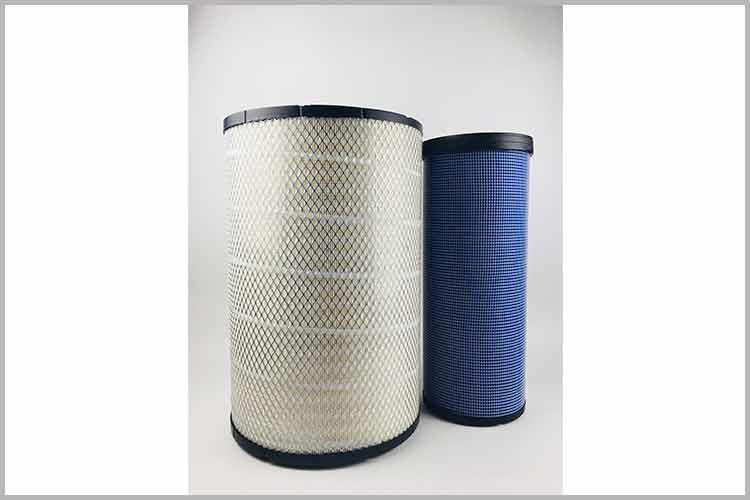 找到液压华体hth登录入口_华体（中国）位置，将华体hth登录入口_华体（中国）从安装支架上拔下来，将接油杯放在油管下方，并用钳子拆掉原来两边的一次性管箍