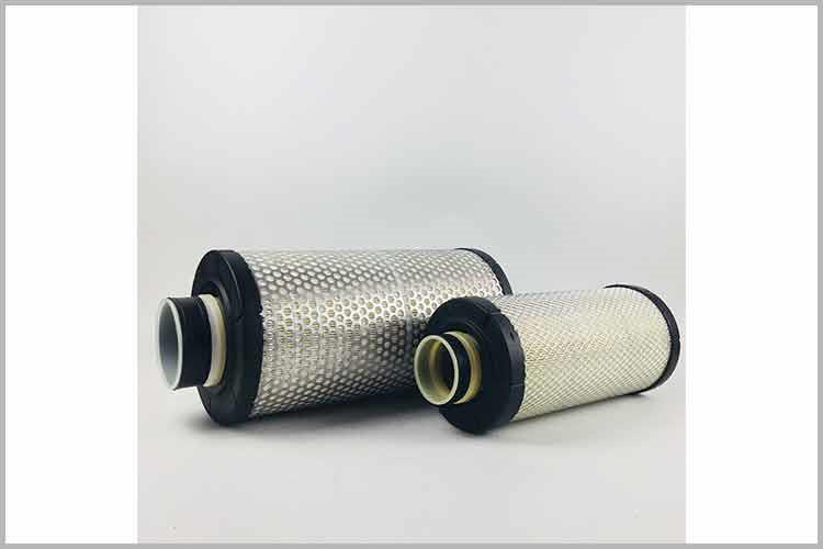 打开发动机舱盖，将华体hth登录入口_华体（中国）盒盖朝前掀起，取出空气滤芯，轻轻拍打滤芯端面