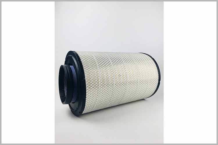 打开车辆前引擎盖，通常在面对发动机的右侧方向，只要用起子把空滤盒上的固定螺丝打开，就能看到轿车华体hth登录入口_华体（中国）了