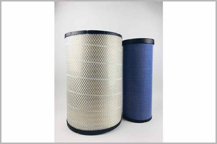 一般装有客车华体hth登录入口_华体（中国）的塑料盒子上面有卡子固定的，只需朝上轻轻掰起两个金属卡子