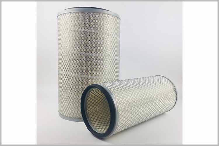 在安装新客车华体hth登录入口_华体（中国）之前，需要对空滤盒底部进行彻底的清理，把空滤下面的尘土清除干净